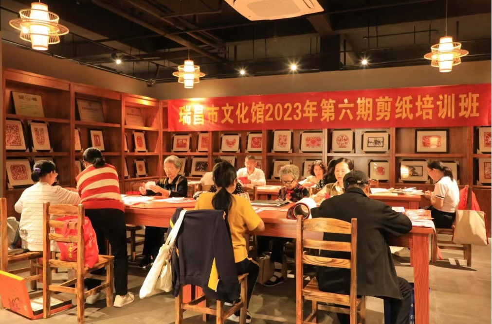 瑞昌市文化馆举办2023年第六期剪纸培训班。朱芸/摄