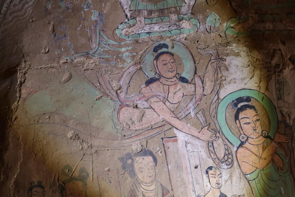 这是11月11日拍摄的炳灵寺石窟第169窟西秦壁画中的飞天形象