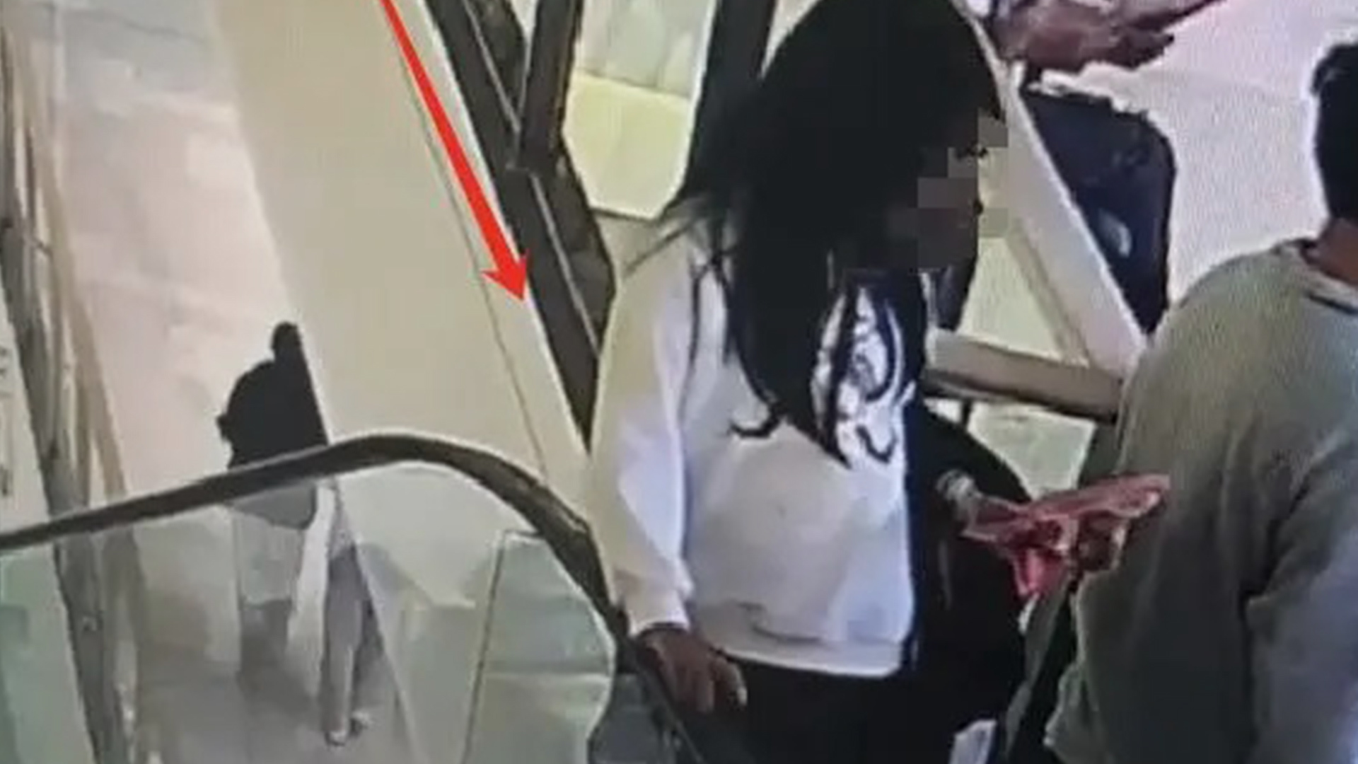 山东济宁万象汇一女孩高空坠落，警方回应：女孩抢救无效身亡，已介入调查