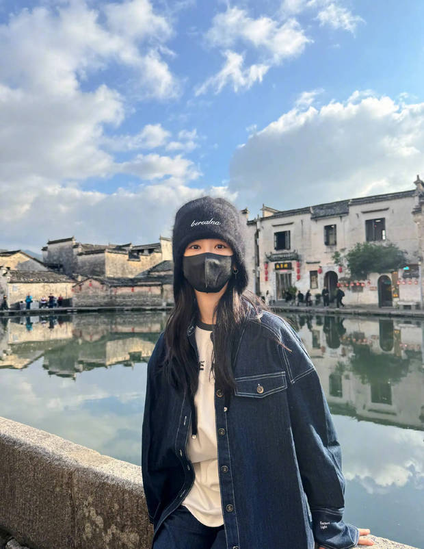 杨紫与古镇合影，景美人更美。