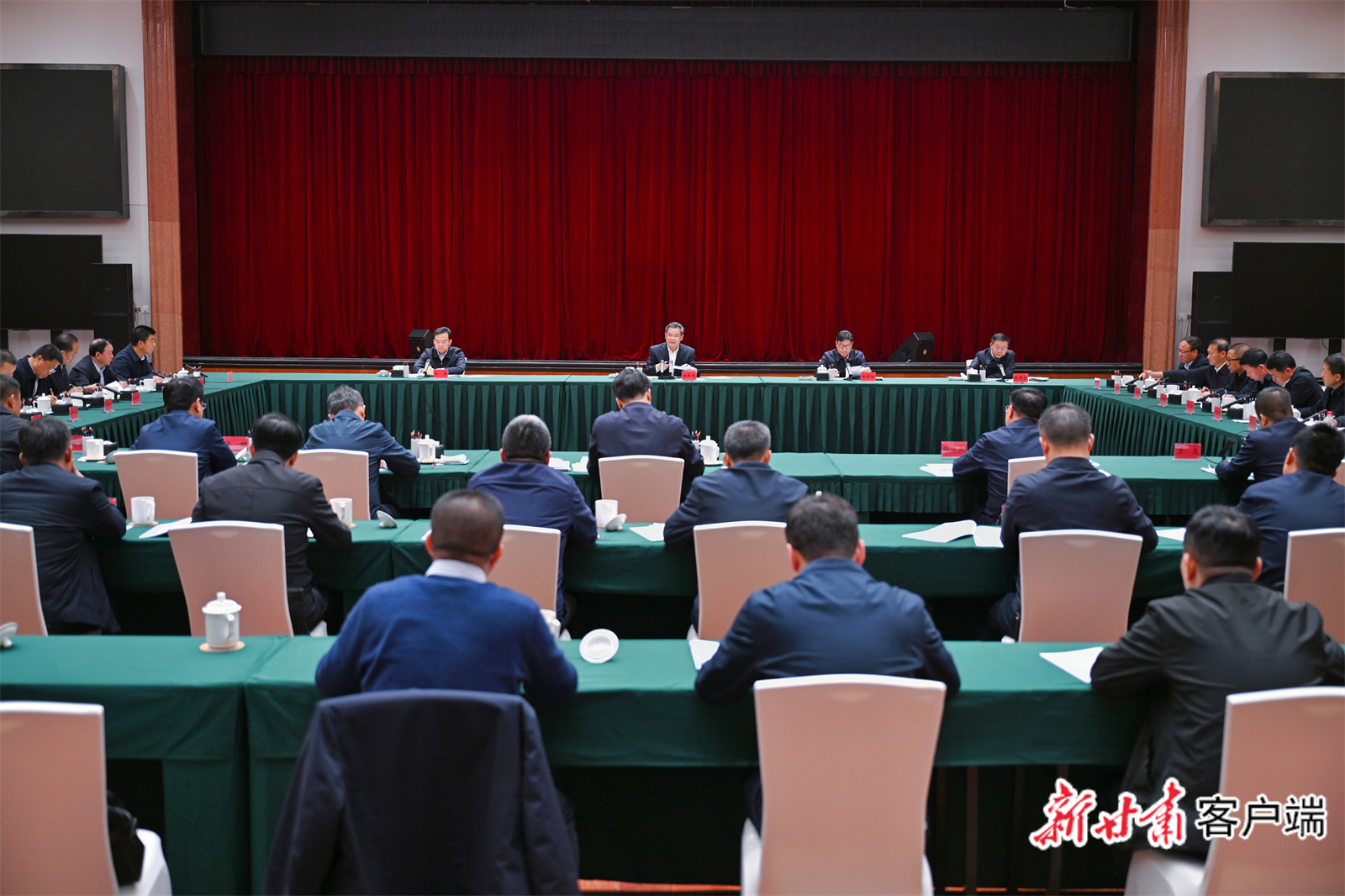 11月20日，省委副书记、省长任振鹤主持召开省长办公会议，专题研究兰州市债务风险整体性除险和抓机遇促发展工作。新甘肃·甘肃日报记者　盛学卿
