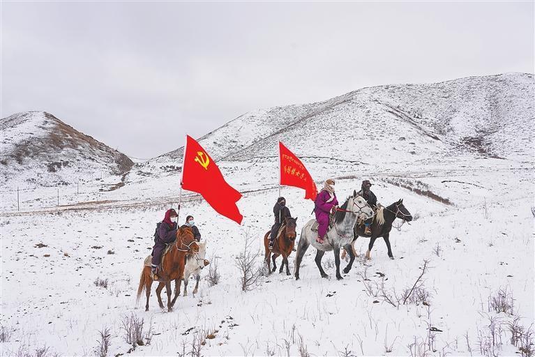 玛曲县齐哈玛镇“女子马背宣讲队”深入基层宣讲(资料图) 新甘肃·甘肃日报 通讯员 旦知刀吉