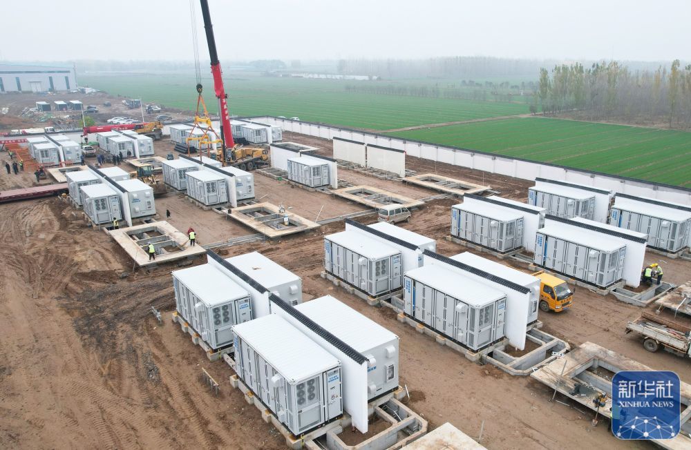 ↑11月15日，工人在位于河北省衡水市武邑县武邑镇境内的百兆瓦级独立储能电站建设工地施工（无人机照片）。