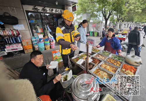 ▲病人家属、外卖小哥在三轮车摊买饭吃饭。