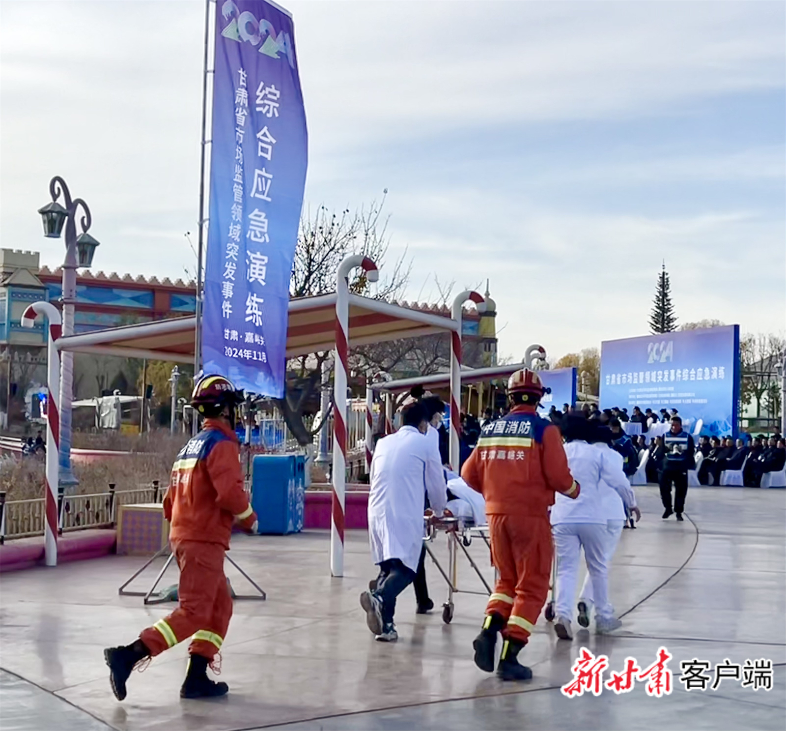 模拟抢救“被困乘客”