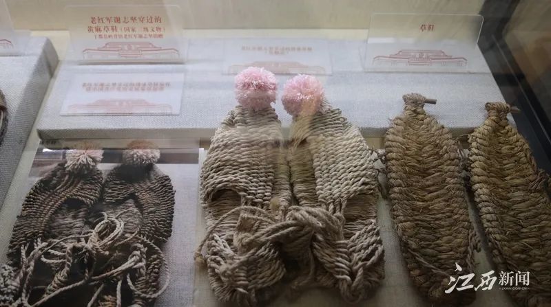 ▲中央红军长征出发纪念馆里摆放的绣球草鞋。摄影丨全媒体记者熊祖颐