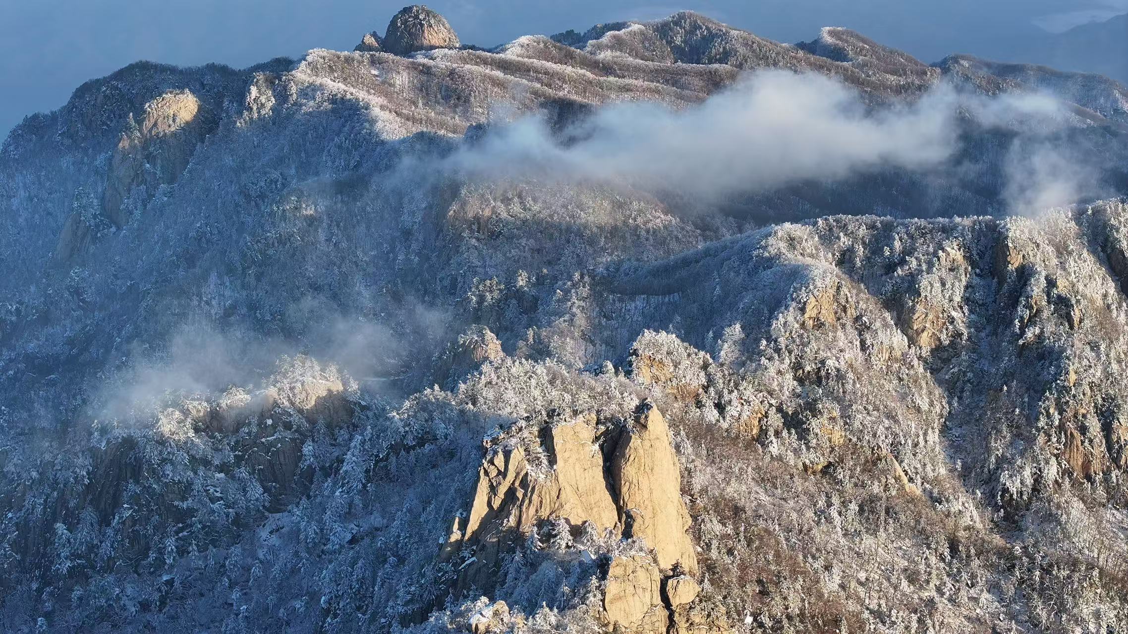 尧山初雪云海似画，美景惊艳众人