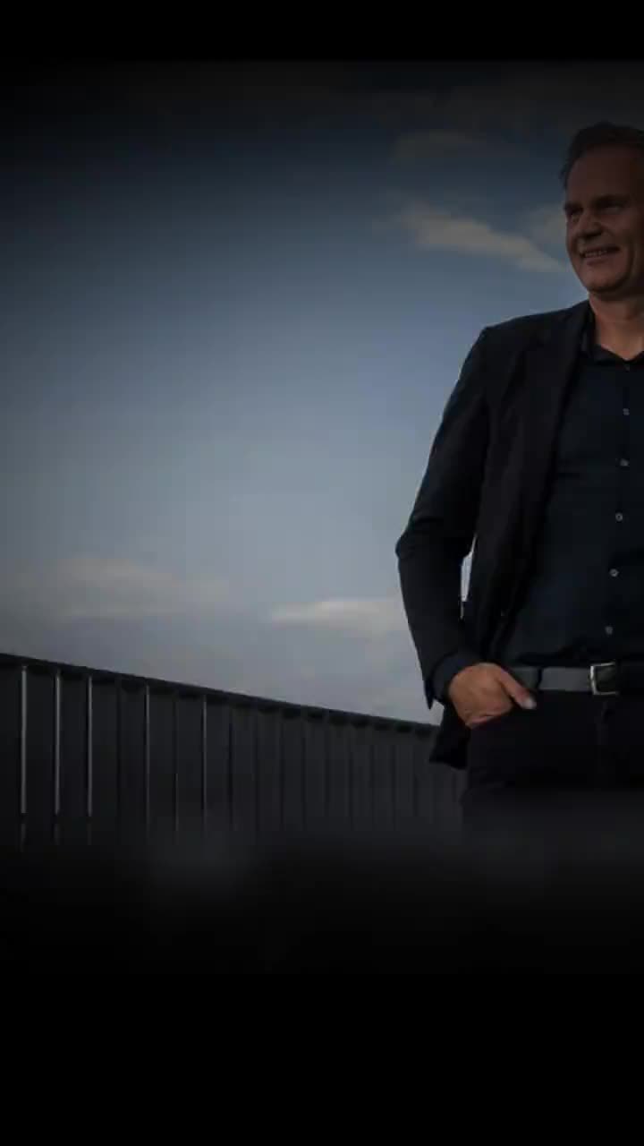 大众Rivian合资公司来了 11月12日，大众和Rivian宣布成立合资公司，使用Rivian现有技术，提供下一代电气架构和软件。Rivian将首先应用于 R2跨界车，于2026年推出，大众首批应用