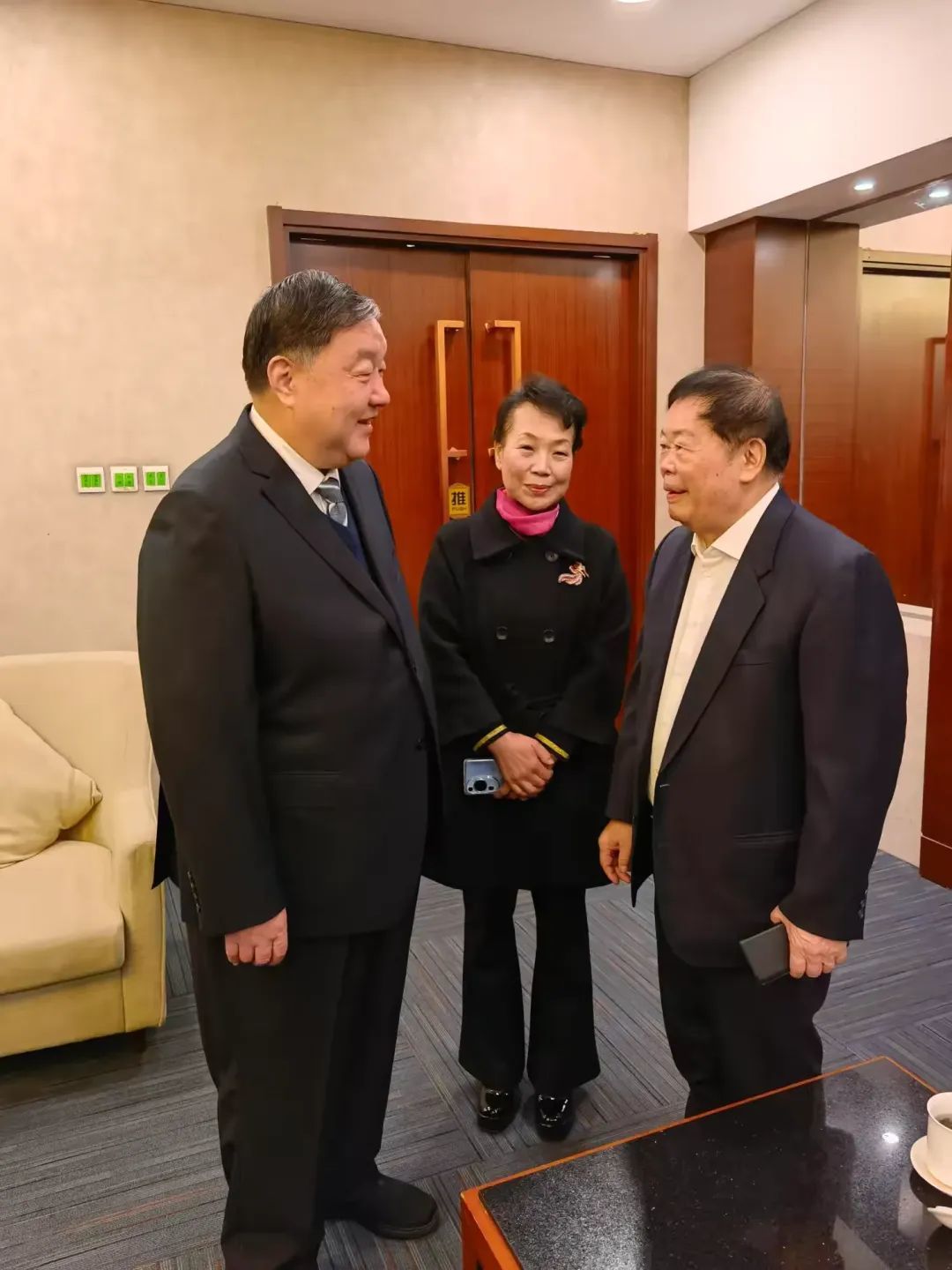 吴前进会长（左一）与中华慈善总会名誉会长、著名企业家曹德旺（右一）全国劳动模范、北京中康联公益基金会荣誉理事长李素丽（中）亲切交谈