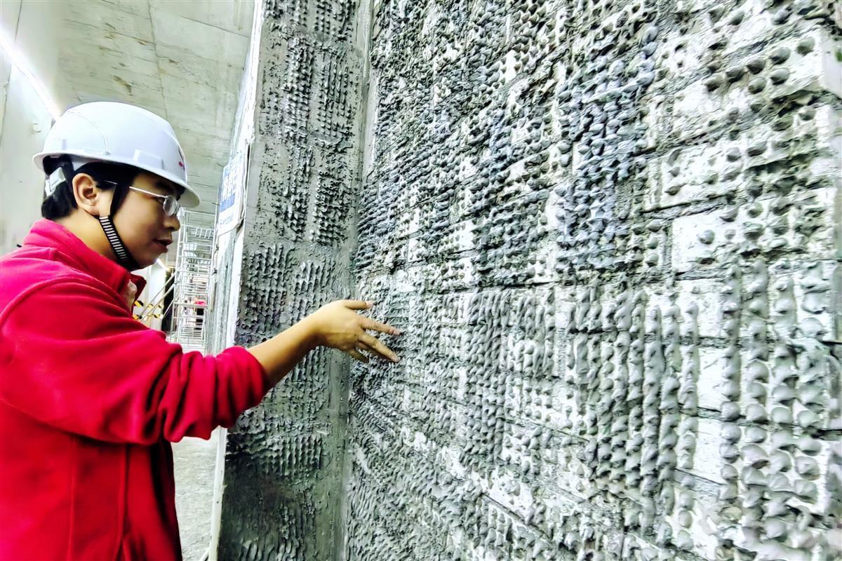 武汉地铁12号线坚持首件验收样板引路，图为墙面采取拉毛工艺，毛刺均匀牢固，确定抹灰面和刮白面不易脱落和空鼓。袁永华 摄.jpg