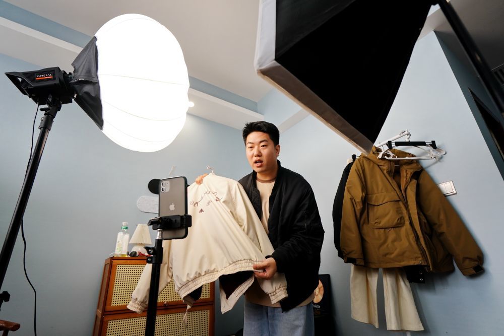 ↑11月15日，创业者在河北省石家庄市新华区奥火创业孵化基地内直播销售服装。