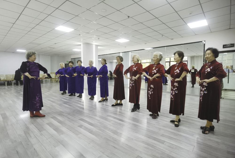 长春祥祉圆养老院老年模特队正在排练演出节目。 于慧 摄