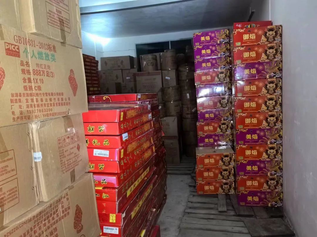 现场查获3000余箱！赣州警方破获一起跨省非法经营烟花爆竹案