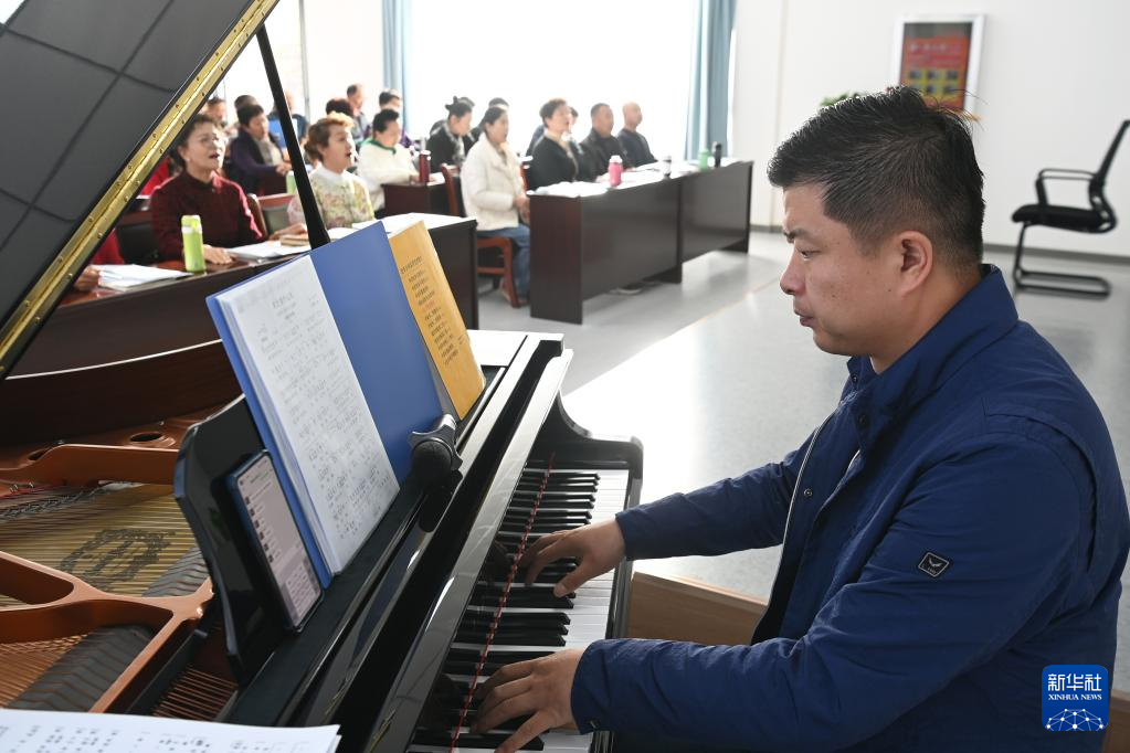 11月20日，在嘉峪关市老年大学，指导老师为老年学员合唱伴奏。新华社记者　范培珅　摄