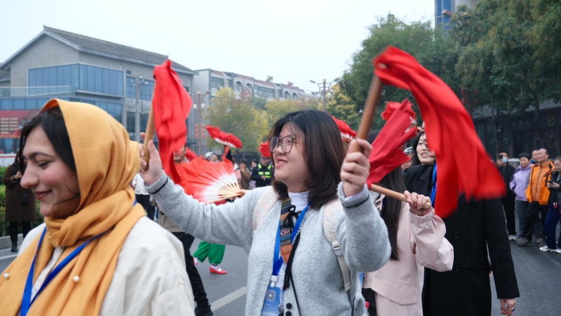 留学生在淇县体验民俗文化表演——扭秧歌