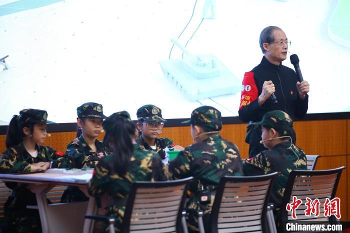 图为现场观摩南昌市少年军校新建三小学生推演“松骨峰阻击战”手工兵棋。记者 刘占昆 摄