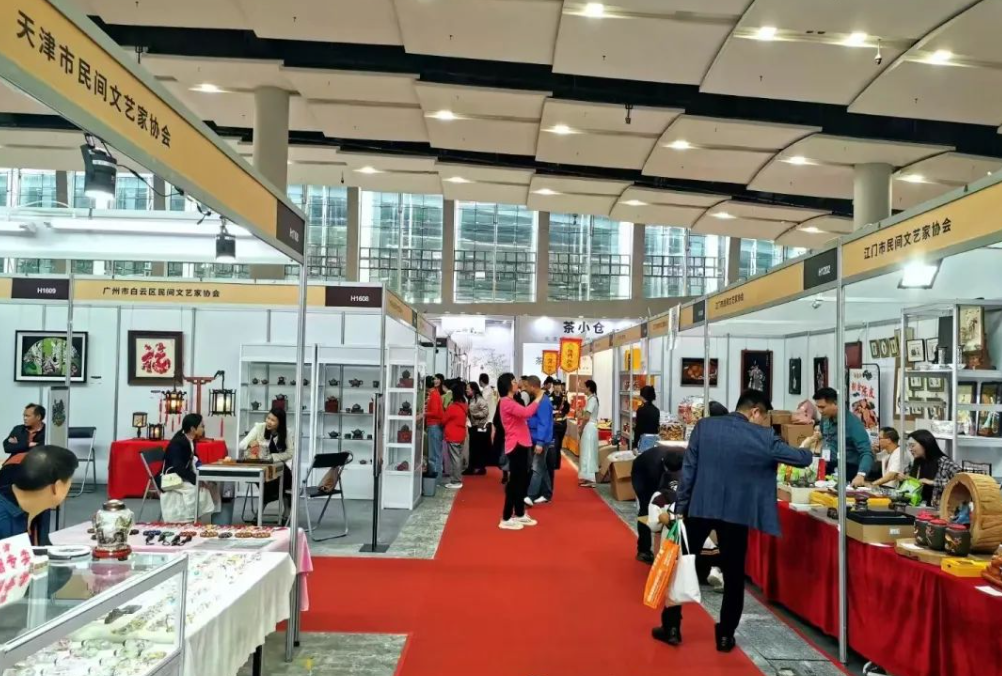 来宾参观民间工艺精品展