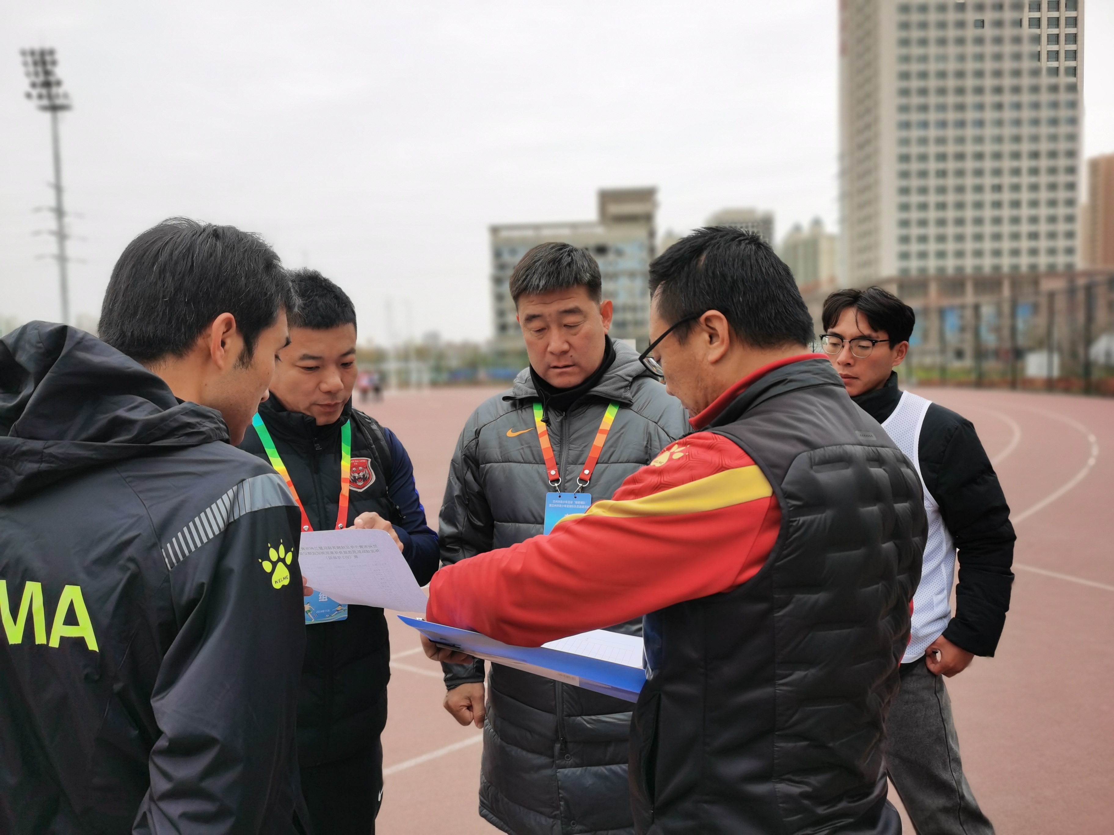 专家组在选拔开始前交流