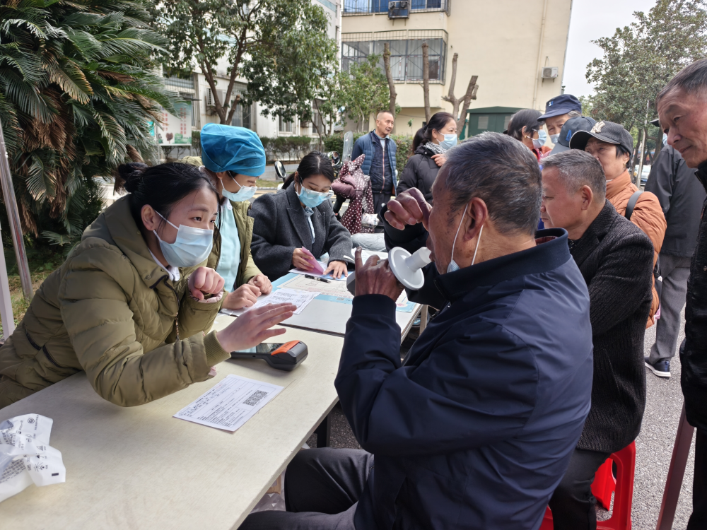 “世界慢阻肺日”武汉亚心总医院联合武汉医师协会呼吸医师分会义诊进社区