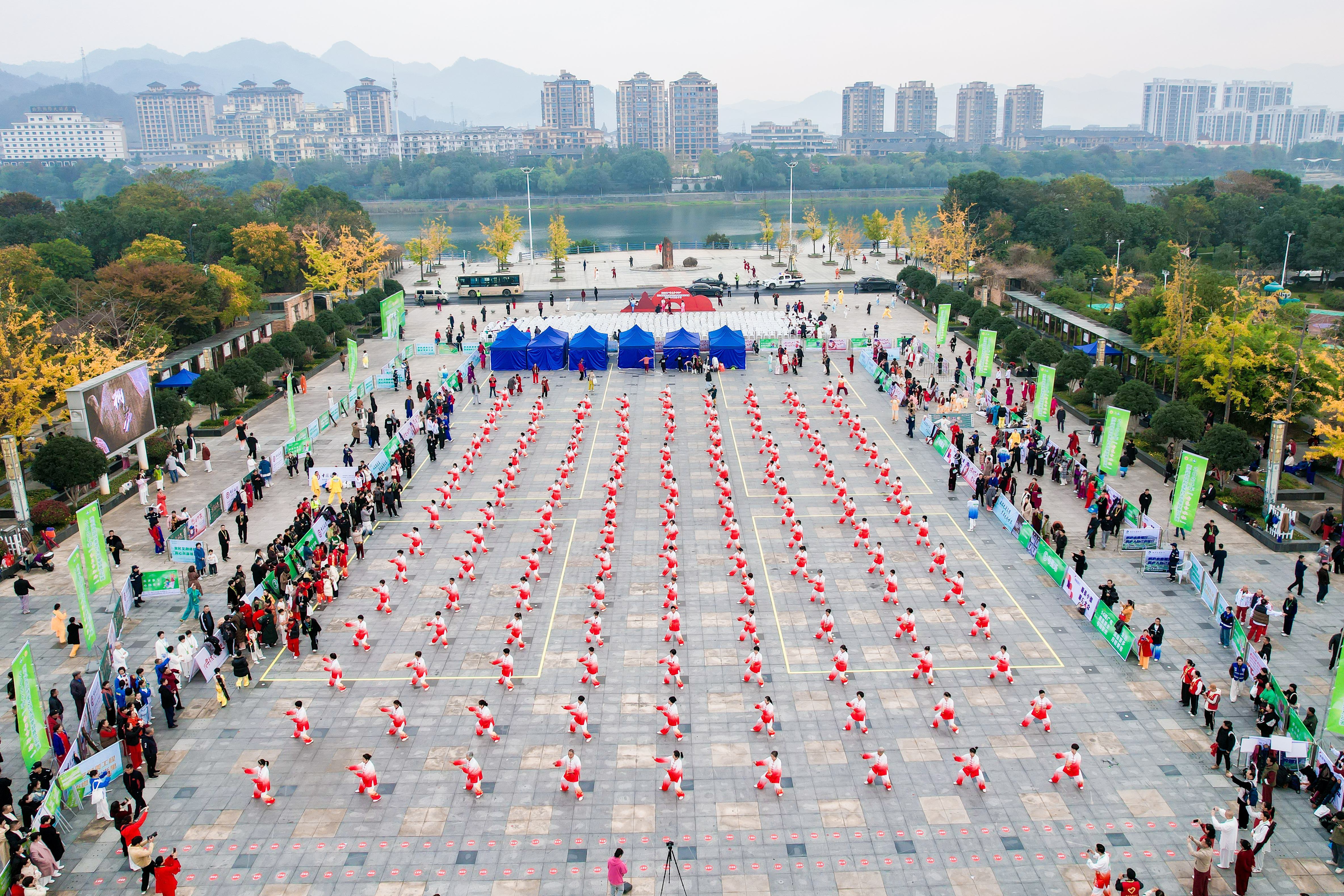 2000余人同场“大展拳脚” 浙江省首届和美乡村太极拳联赛总决赛举行