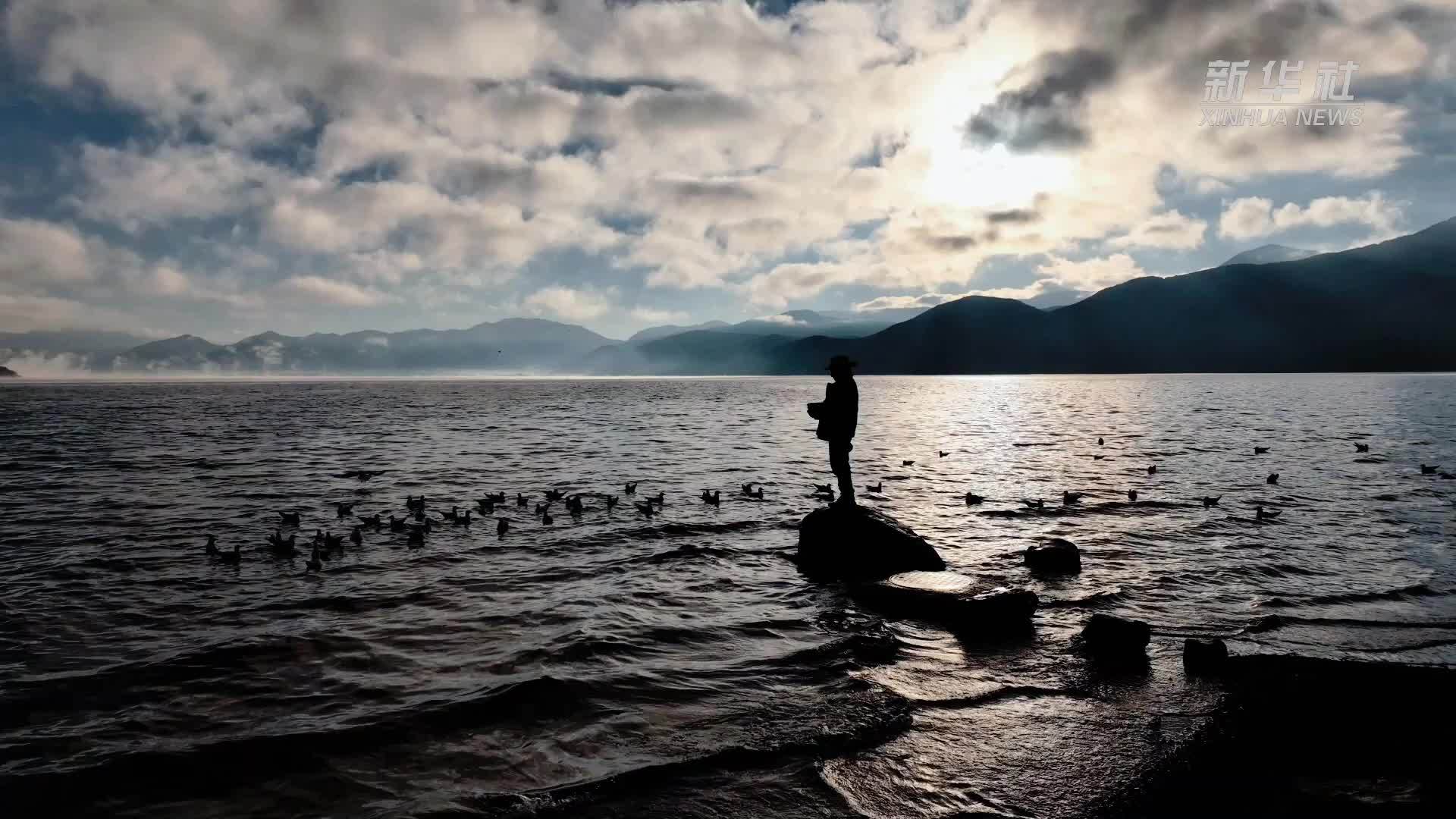 云南丽江：泸沽湖冬日晨雾惹人醉