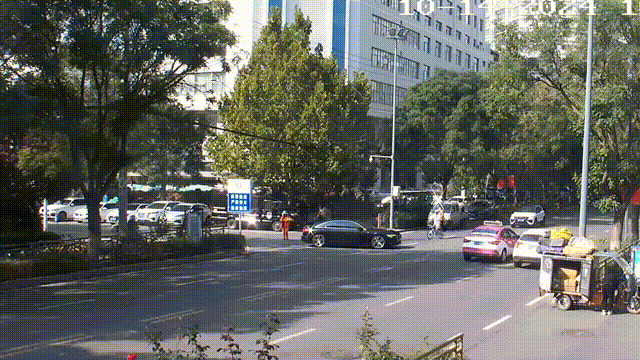 占道行驶致两车迎面相撞　司机视角太惊险