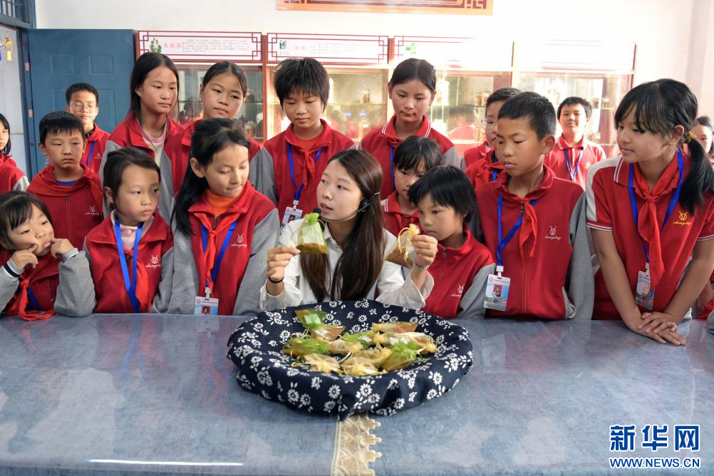 在江西省宜春市万载县岭东乡中心小学，老师带领学生在社团课上认识中草药。新华网发 邓龙华 摄