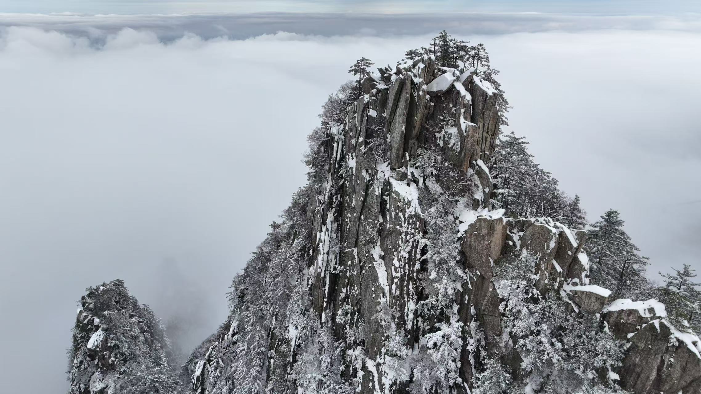 尧山初雪云海似画，美景惊艳众人