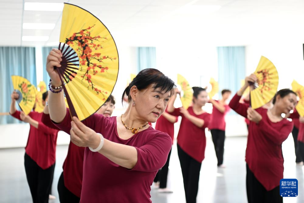 11月20日，在嘉峪关市老年大学，老年学员学习舞蹈。新华社记者　范培珅　摄