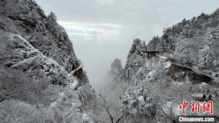 河南洛阳：雪落老君绘丹青