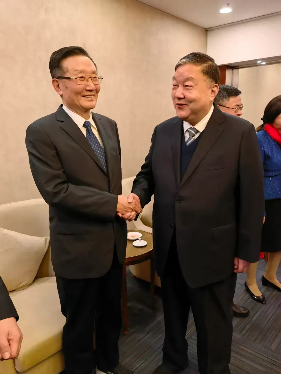 吴前进会长（右）与中华慈善总会第四届理事会会长李本公（左）亲切交谈