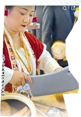 工作人员表演“沉浸式打包”