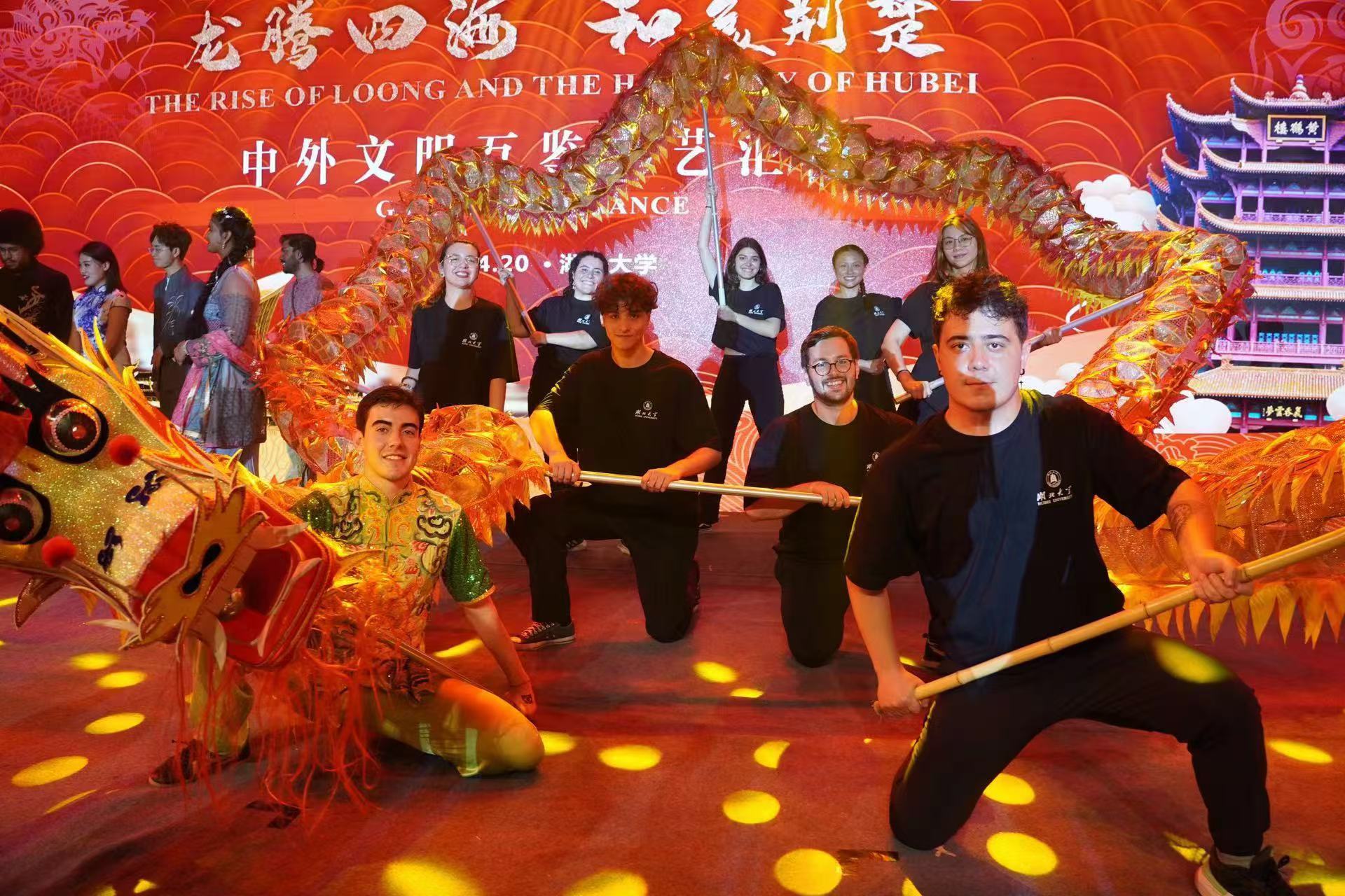 巴西留学生埃罗斯参加舞龙活动