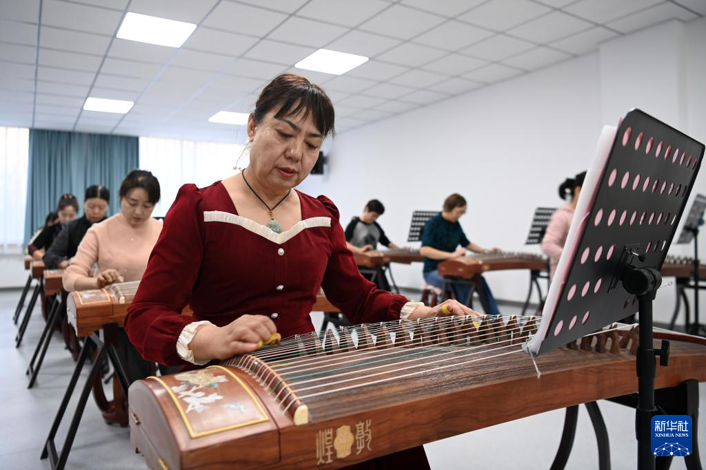 11月20日，在嘉峪关市老年大学，老年学员学习古筝。新华社记者　范培珅　摄