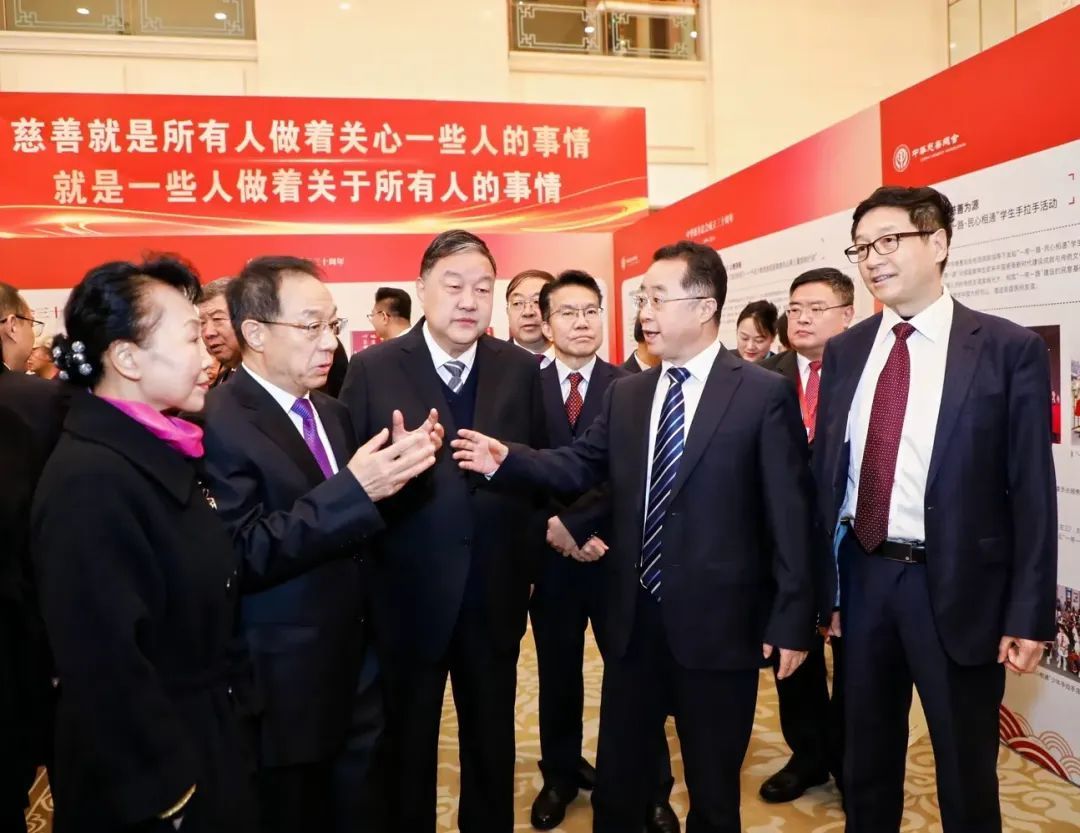 吴前进会长（中）与民政部党组书记、部长陆治原（右二）中华慈善总会会长宫蒲光（左二）中华慈善总会副会长孙达（右一）一起参观中华慈善总会成立三十周年成就展
