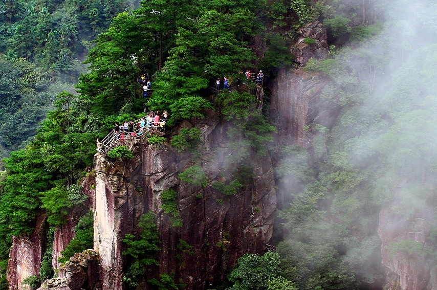 游客在萍乡武功山风景名胜区游览。