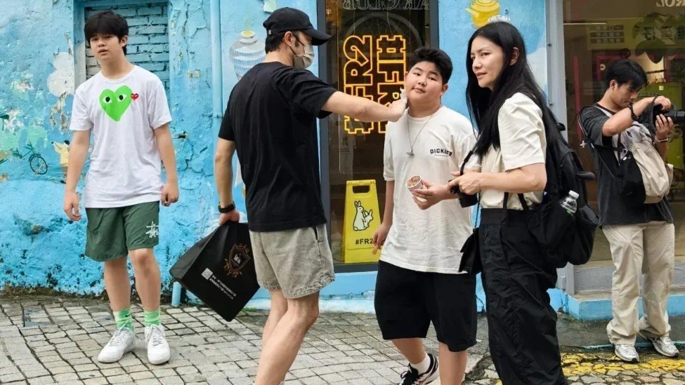 沙溢一家四口澳门旅游，大儿子安吉长成大小伙，13岁身高近180cm封面图