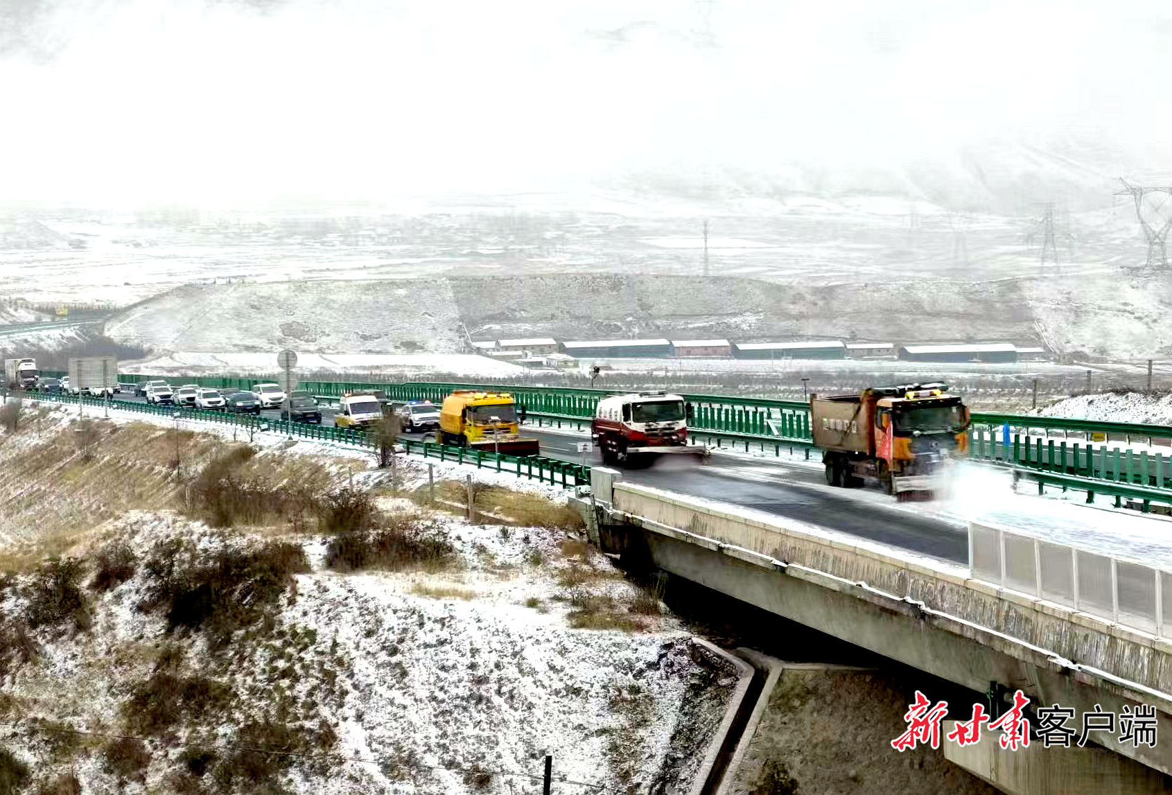 除雪车在G30连霍高速乌鞘岭段作业