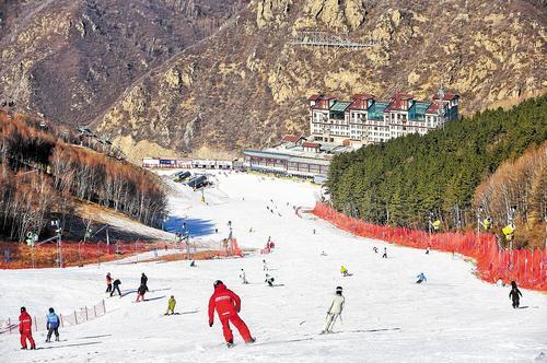 11月7日,滑雪爱好者在万龙滑雪场体验冰雪运动的激情,享受滑雪乐趣。 万龙滑雪场供图