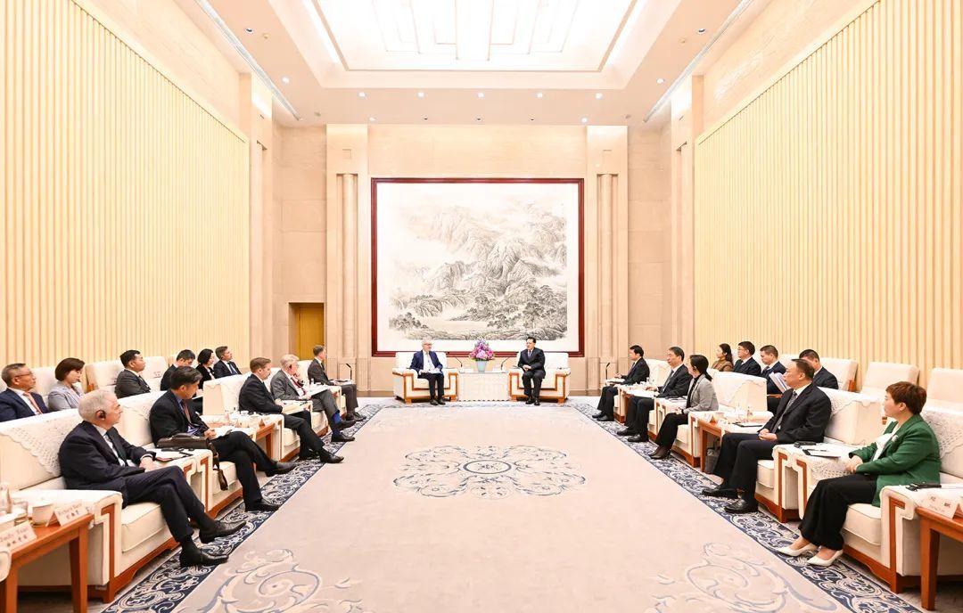 11月20日上午，市委书记袁家军会见英中贸易协会主席古沛勤一行。苏思 摄