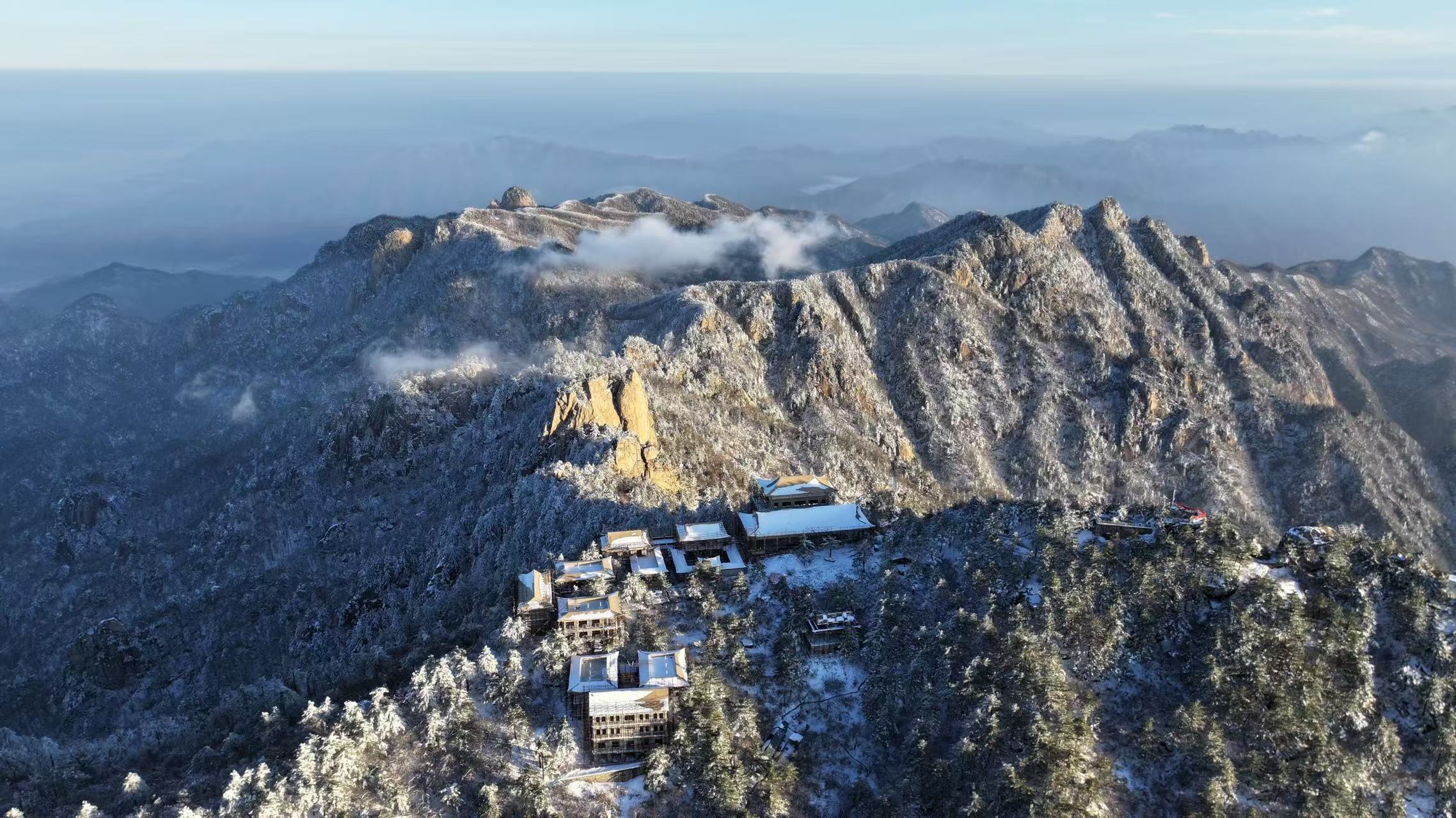 尧山初雪云海似画，美景惊艳众人