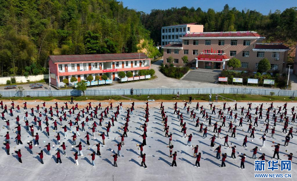 在江西省宜春市万载县岭东乡初级中学，学生在社团课上练习排球。新华网发 邓龙华 摄