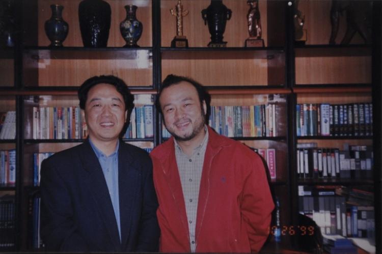 在北京采访赵安导演。(1995年摄)