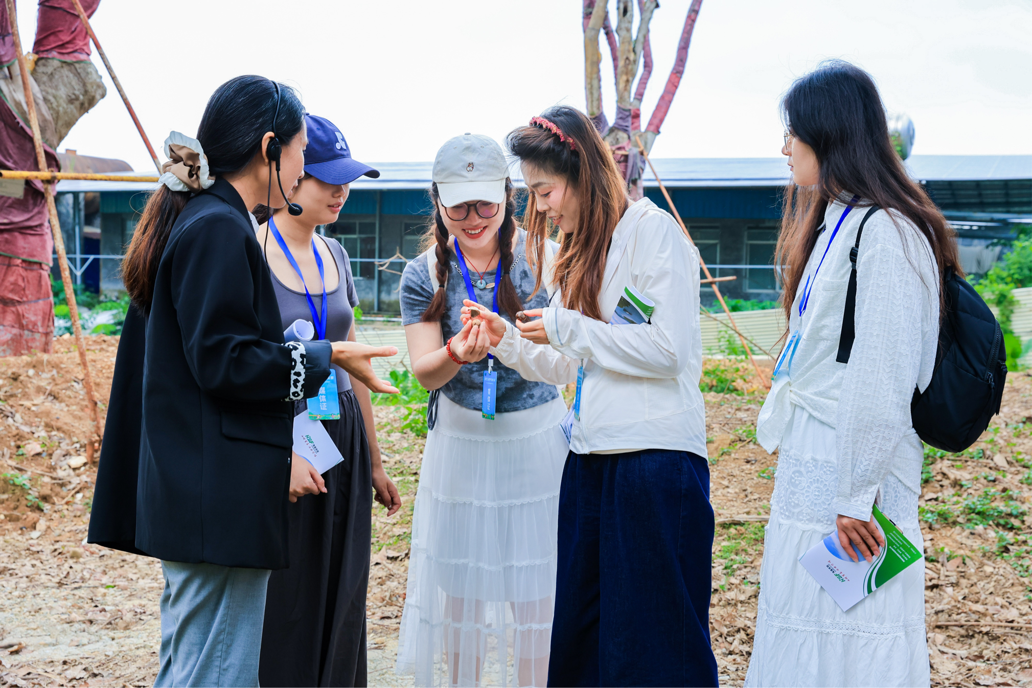 海垦西联百年胶园迎来一批“兼职割胶工”|2024年全国重点网络媒体海垦行