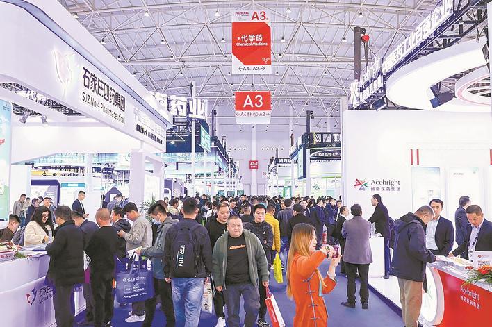 大会展示区人潮涌动。国药励展供图