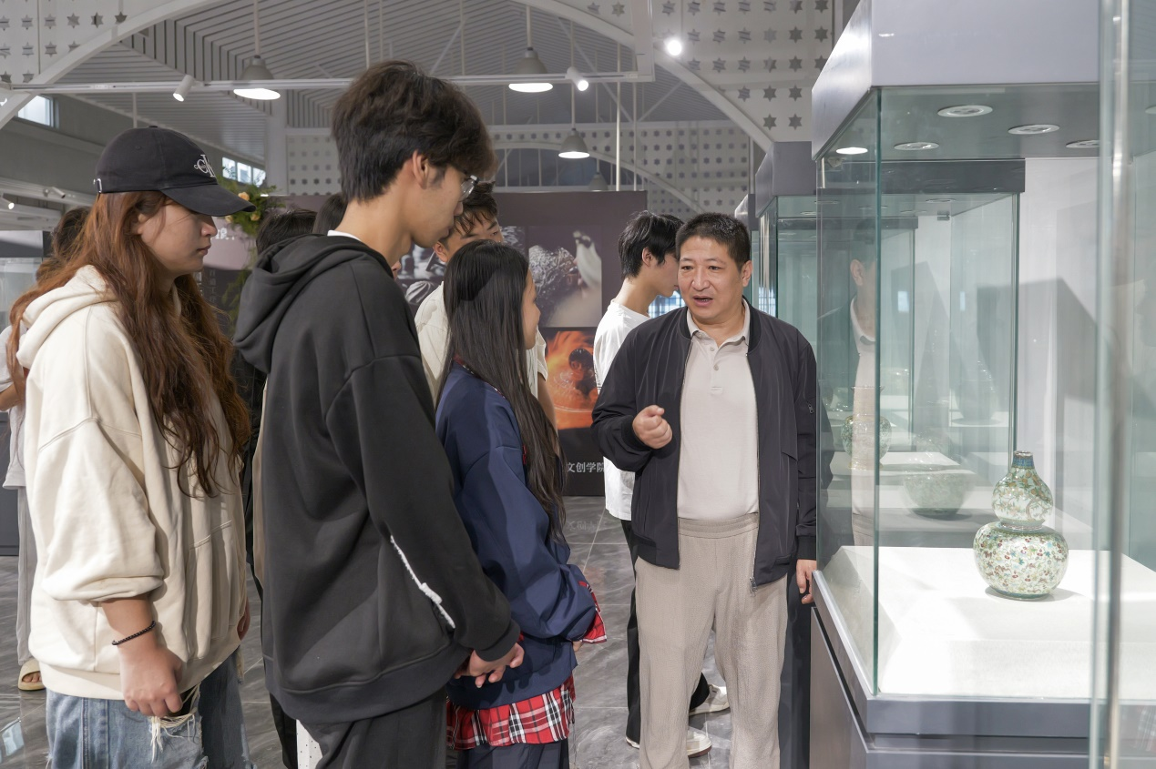 熊松涛掐丝珐琅精品展进校园 非遗传承人寄语文创学子