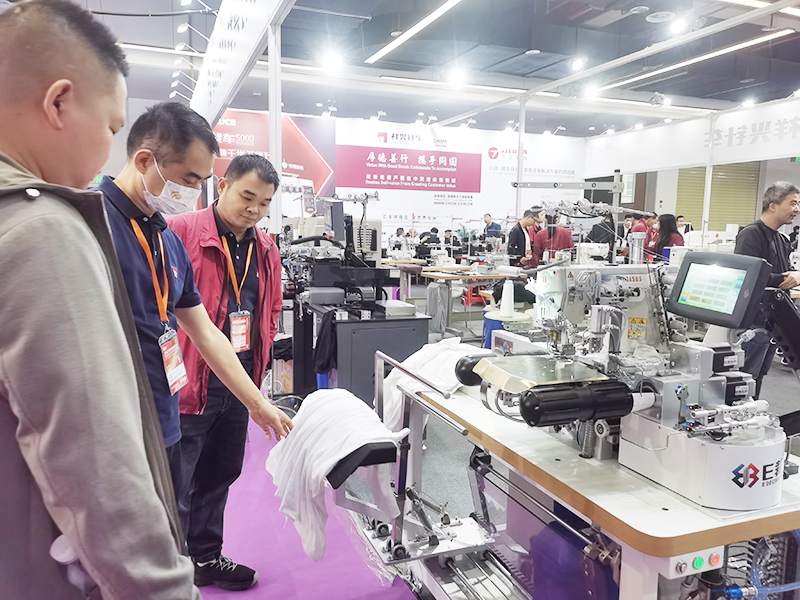 ▲服装周暨服博会吸引了不少人逛展。