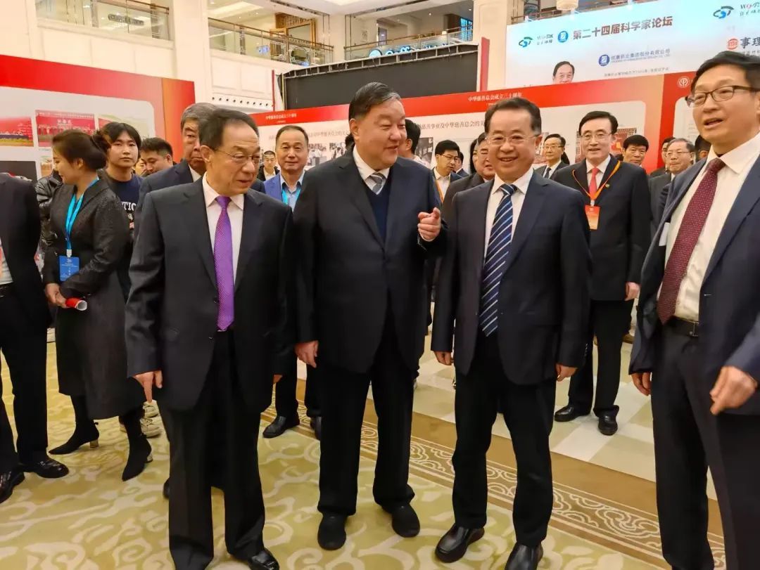 吴前进会长与陆治原部长亲切握手，向陆治原部长汇报陕西省慈善协会工作情况