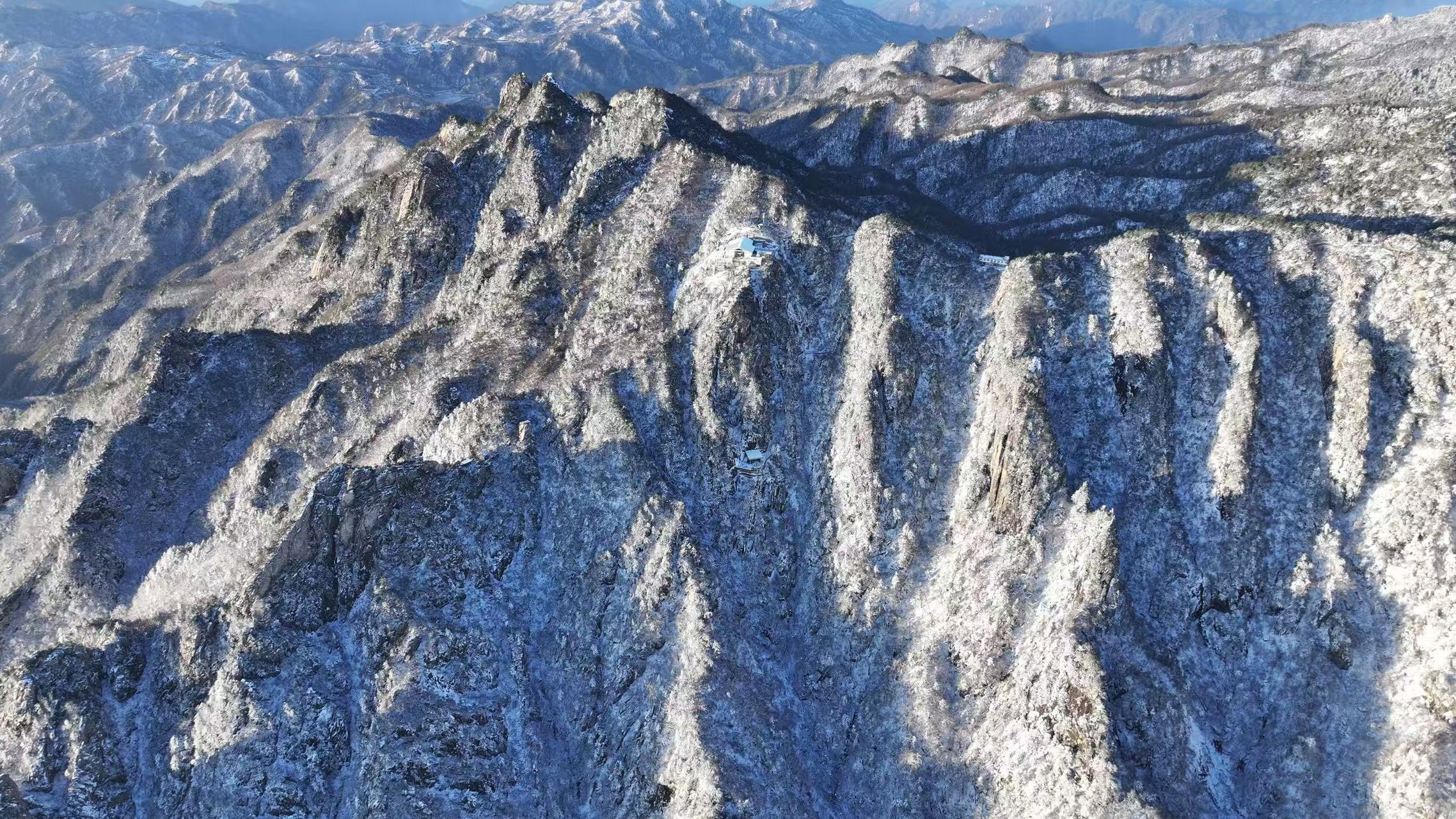 尧山初雪云海似画，美景惊艳众人