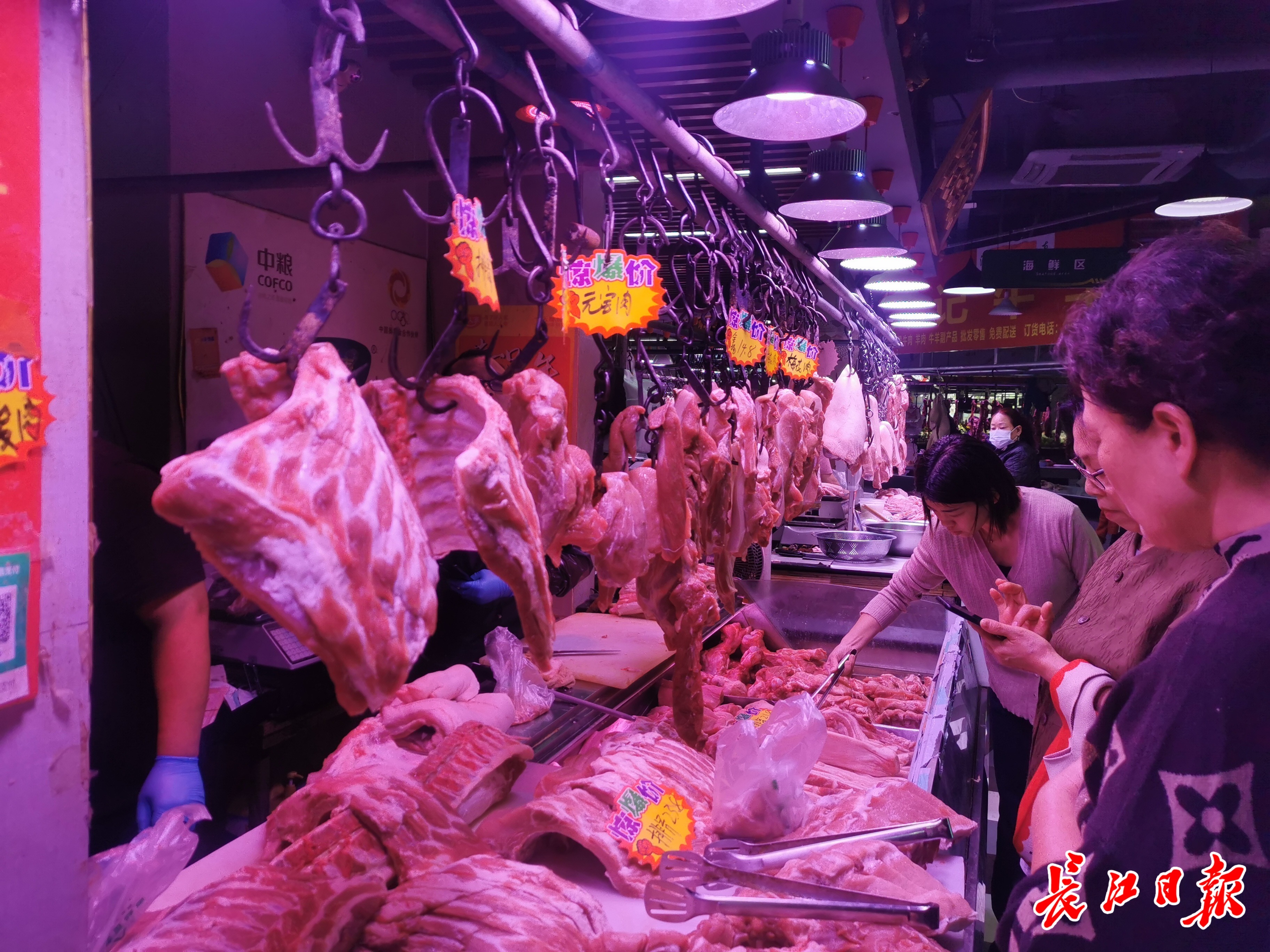 汉口百大鲜生世博园店市民买肉。记者陈永权 摄